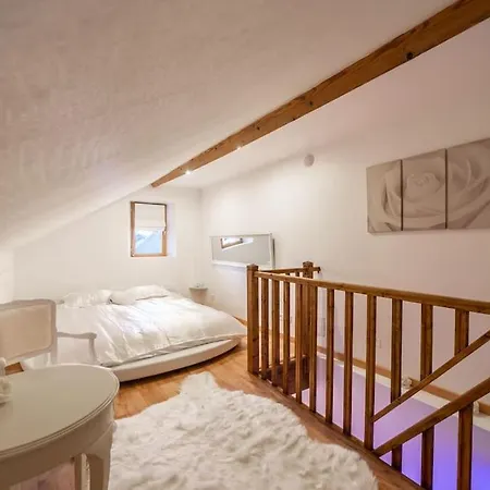 Apartment L'appartose, Triplex Jacuzzi, Aix-les-bains